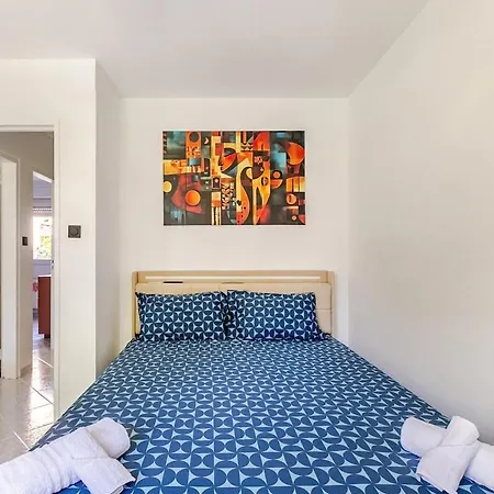 Stylish 3 Flat At Fr-de-ch Border With Garage