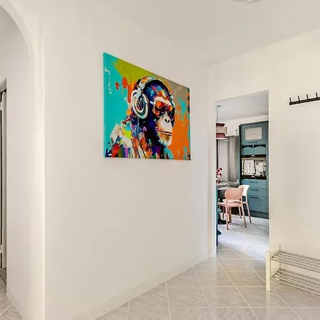 Stylish 3 Flat At Fr-de-ch Border With Garage